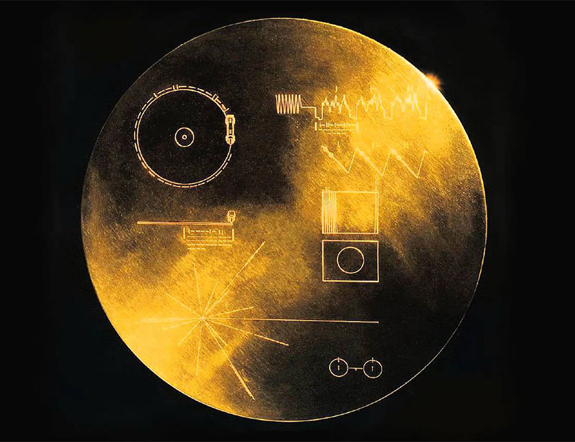 Spedita nello spazio profondo, in un viaggio apparentemente senza fine, la sonda Voyager porta con sé un disco d’oro, sul quale sono incise alcune informazioni sul genere umano. Queste informazioni sono presentate sotto forma di suoni e, appunto, immagini, cioè le primordiali forme di comunicazione fra esseri viventi